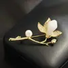 Broche Novo de Magnólia Pérola Chinesa Banhado a Ouro Zircônia Cúbica Broche Estilo Chinês Acessórios para Casaco Feminino Qipao Pino