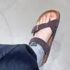 Chinelos Birkenstock Casuais de Couro Fosco com Tira entre os Dedos e Solado de Cortiça para Mulheres 2026 Novo Estilo Chinelos Modernos com Fivela Quadrada e Tiras Cruzadas para o Verão