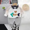 Fabricante Mayorista de Traje de Dos Piezas de Otoño para Niños Sudadera de Manga Larga con Bloques de Color de Oso Sentado para Niño Pantalones Cómodos y Suaves
