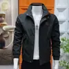 Nova jaqueta de trabalho com gola alta: estiloso, moderno, casual, com adornos de letras, versátil, à prova de vento, na moda, simples e adequado para uso ao ar livre