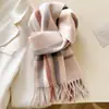 Bufanda Cálida de Lana Estilo Nuevo 2026 para Mujer, Bufanda a Cuadros Bloque de Color Otoño e Invierno, Bufanda Larga con Borlas, Lujo Ligero y de Alta Gama