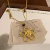 Colar Personalizado Estilo Palácio com Flor Vazada para Mulheres, com Design Único e Tendência de Moda Versátil, Adequado para Corrente na Clavícula ou Corrente no Pescoço