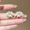 Pendientes de Flor de Esmalte Francés de Lujo Ligero de Gama Alta con un Ambiente Dulce y Elegante, Pendientes Súper Elegantes 2026, Accesorios para Orejas Únicos y Hermosos