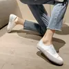 Sapatos brancos de cetim espanhóis que aumentam a altura para mulheres 2026 novo primavera e verão slip-on confortáveis estilosos casuais
