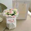 Presente do Dia do Professor para professores: pequeno buquê perfumado de tricô, flores de pompom de fio feitas à mão, presente de aniversário para a mãe