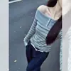 Conjunto estilo coreano camiseta gris a rayas de una sola manga larga para mujer principios de otoño chic elegante súper bonito top para clavícula