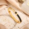 Pulsera de Titanio Trébol de la Suerte Letra Diamante Pulsera Hueca Moda Sencilla Pulsera de Celebridad de Internet Pulsera de Temperamento Venta al por Mayor