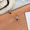 Pendientes Minimalistas Exquisitos de Circonita Azul Pequeños de Presión Nicho Lujo Ligero Diseño de Alta Gama Pendiente para Cartílago Auricular Cuidado del Oído de la Mujer Joyería para el Oído de Moda