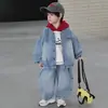 Conjunto de Ropa de Otoño para Niños 2026 Nuevo Estilo Coreano Chaqueta de Mezclilla Fresca y Elegante para Niños Conjunto de Tres Piezas Moderno y a la Moda