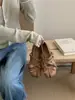 Sapatos Mary Jane bico dividido com laço 2026 novo estilo sapatos baixos para combinar com saias Sapatilhas de balé francesas com tiras cruzadas para mulheres