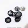 Botones Metálicos Delgados en Forma de I Procesados en Quanzhou, Logo Hueco Tridimensional hacia Arriba, Botones de Etiqueta Metálica de Níquel a la Moda