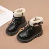 Botas de invierno cálidas y dulces para niña con forro polar, colección de invierno 2026, botas de cuero de suela gruesa, antideslizantes y aislantes con un lazo, botines estilo princesa