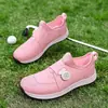 Nuevos zapatos de golf para exteriores transfronterizos, antideslizantes e impermeables, zapatos casuales para hombre y mujer, zapatos de viaje resistentes al desgaste con hebilla, en stock