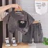 Roupa infantil masculina de verão 2026 novo conjunto estiloso para bebês de 1 a 3 anos, conjunto de duas peças retrô de manga curta para crianças pequenas