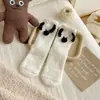 Calcetines de terciopelo de coral bordados de dibujos animados al por mayor lindos perro tridimensional calcetines cálidos para el hogar calcetines de tubo grueso para mujer