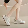 2026 Novos Sapatos Casuais Esportivos Femininos de Solado Grosso Confortáveis Versáteis Respiráveis Celebridade da Internet Retrô Sapatos de Pai Forrest Gump Femininos