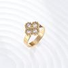 Anillo de trébol de cuatro hojas con diamantes incrustados transfronterizo de versión alta, moda Joker, joyería de alto valor cromático, fabricantes de anillos de una sola flor al por mayor
