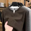 Camiseta Popular Lisa Versátil de Manga Longa para Homens, Moletom Estilo Novo Falso Duas Peças com 3 Botões, Roupa Base Masculina para Primavera e Outono