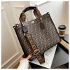 Bolsas Femininas Outono e Inverno Nova Bolsa Tote de Grande Capacidade Venda por Atacado de Comércio Exterior Bolsa de Ombro Bolsa de Mão Simples e Versátil