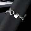 Pulseira de Metal Punk Punk Europeia e Americana Transfronteiriça Estilo Simples Retrô com Senso de Design Fivela Ot Pingente de Coração Pulseira para Mulheres