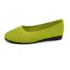Estación Independiente Verano 2025 Nuevos Zapatos Planos de Cabeza Redonda para Madres Calzado Casual Transpirable de Punto Hueco para Mujer en stock