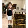 Conjunto Estilo Preppy para Meninas Verão 2026 Novo Estilo de Luxo Roupa de Menina Falsa Duas Peças Top Camiseta Saia Curta Branca