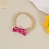Os acessórios de cabelo infantis da Amazon são simples e requintados, com laços elásticos que não apertam a cabeça, tiaras finas e toucas de proteção para a fontanela do bebê.