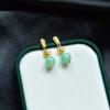 Pendientes pequeños de jade Hotan con incrustaciones frescas, diseño ligero y lujoso, con circonitas bañadas en oro y diseño geométrico.