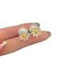Pendientes Pequeños de Flor de Margarita con Pasador de Plata, Pendientes Frescos y Elegantes con un Toque Refinado de Nicho de Alta Gama, Nuevos Accesorios de Oreja de Flor 2026