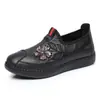 Sapatos de Couro Personalizados de Outono para Mulheres de Meia-Idade e Idosas, Sola Macia Antiderrapante, Sapatos de Boca Rasa para Mães, Sapatos de Pano Bordados Old Beijing para Mulheres