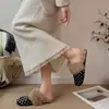Chinelos peludos estilo coreano elegantes, de calçar, para uso externo, com bolinhas e sola grossa, coleção outono 2026, forrados com pelúcia para aquecimento, chinelos fechados estilo Birkenstock