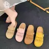 Novos tamancos femininos com bico fechado, sola plana, sola macia, antiderrapantes, adequados para uso externo no verão, sapatos fáceis de calçar no estilo Birkenstock