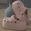 Sandalias perforadas de suela gruesa de 8.0 cm para mujer, nuevo modelo de verano, que aumentan la altura, antideslizantes para interiores, pantuflas de exterior suaves y de moda
