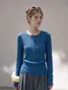 Blusa de tricô azul versátil estilo francês com gola Henley de manga longa para mulheres, moderna e retrô, com corte justo, perfeita como peça de base para o início do outono.