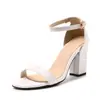 Fábrica 2026 Primavera/Verano Nuevas Sandalias de Moda Chunky de Tacón Alto con Correa Única de PU Estilo Universitario de Caña Baja y Punta Abierta