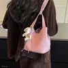 Bolsa transversal simples e estilosa com design vintage, apresentando um padrão delicado, adequada para o outono de 2026, e um novo estilo de ombro