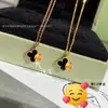 Colar Flor Única Trevo de Quatro Folhas V-Ouro Versão Artesanal Fina com Ágata Vermelha e Trevo Totalmente Diamantado, Banhado a Ouro Rosa 18K Corrente Clavícula