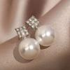 Aretes de Perlas de Lujo Ligero Francés con Electrochapado de Oro Real para Mujer, Aretes de Flores Femeninos y a la Moda, Aretes Elegantes y de Alta Gama