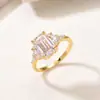 Anillo de Plata S925 Chapado en Oro con Esmeralda Rectangular como Piedra Principal y Moissanita para Mujer, Lujo Accesible y Elegante para Aniversario de Boda