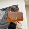 Bolso Compacto y Elegante con Hebilla de Cierre Modelo Nuevo Otoño 2025 Bolso de Hombro de Lujo Ligero Moderno para Mujer Bolso Cruzado para el Uso Diario