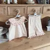 ¡Nuevo estilo de chaleco con cuello de hoja de loto y pantalones casuales! Ropa para Niños Estilo Coreano con Cuello de Solapa 26 Conjunto de Dos Piezas con Volantes para Niñas Pequeñas de Verano