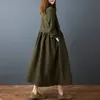 Foto real de la nueva colección de otoño 2026: Vestido largo de moda para mujer de talla grande con diseño de hojas pequeñas y botón de jade, efecto adelgazante y un cuello elegante.