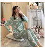 Pijama de cárdigan al por mayor de fábrica para mujer, nuevos estilos de primavera, otoño y verano, conjunto de ropa de casa casual de alta gama que se puede usar en el exterior