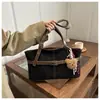Bolsa de couro retrô de grande capacidade para o antebraço, novo estilo outono/inverno, uma bolsa de ombro moderna e única, perfeita para um look casual e descontraído, e adequada para o trajeto diário.