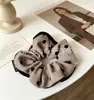Scrunchies de satén huecos de moda en stock al por mayor con un tacto de alta gama y estilo elegante