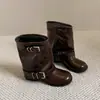 Botines gruesos con caña ancha para mujer, con hebilla de cinturón, versátiles para combinar con pantalones, botas de cuero estilo 2026, botas de moda adelgazantes y únicas