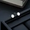 Pendientes de Tachuela Negros Minimalistas para Hombres y Mujeres, Accesorios para Orejas Modernos y Únicos Estilo Ins