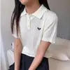 Tricô de manga curta com gola polo estilo college e trança para mulheres, top curto de nicho, nova camiseta bordada de verão 2025
