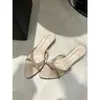 Sandálias de Encaixe Bico Fino Salto Bloco Estilo Francês Sapatos de Fada para Uso ao Ar Livre Verão 2026 Abertas Combinando com Vestidos Sandálias de Férias