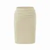 Este conjunto elegante e sedutor apresenta um design que abraça o corpo, acentuando suas curvas.. É um conjunto de três peças para mulheres, perfeito para o outono, composto por um top de tricô com gola alta parcial, uma saia de comprimento médio e um cardigã.